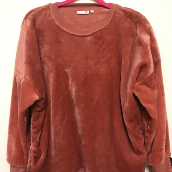 GEORGEOUS COLOR FAUX FUR LONG SLEEVE PULLOVER TOP.  SZ. L (runs big) - Picture 1 of 4